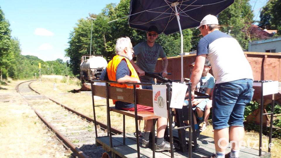 Um mit der Draisine fahren zu können, muss man schon selbst Hand anlegen. Bild: e