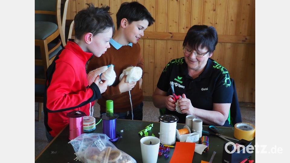 Die Kinder werden neben dem Schießtraining zum Basteln von Geschenken angeleitet. Hier die ehemalige Vorsitzende Gabi Zintl mit Jugendlichen beim Basteln von Ostergeschenken. Bild: Dieter Beer/exb