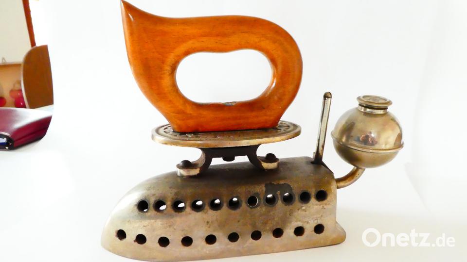 Viele Bügeleisen sind im Heimatmuseum in Altenstadt zu besichtigen Bild: adj
