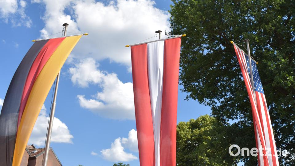Neben der deutschen Fahne wurden auch die Österreichische und amerikanische Fahne gehisst. Bild: rgr