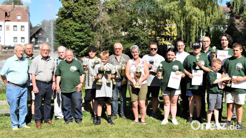 Der Fischereiverein zeichnete die besten Angler mit Pokalen aus. Heuer wurde auch eine Stadtmeisterschaft ausgetragen. Bild: rgr