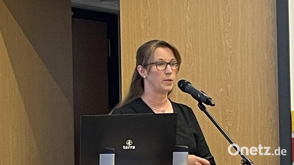 Birgit Grünbauer (NES) informierte über die Technik des geplanten Windparks und die vorgesehenen Schutzeinrichtungen. Bild: rpp