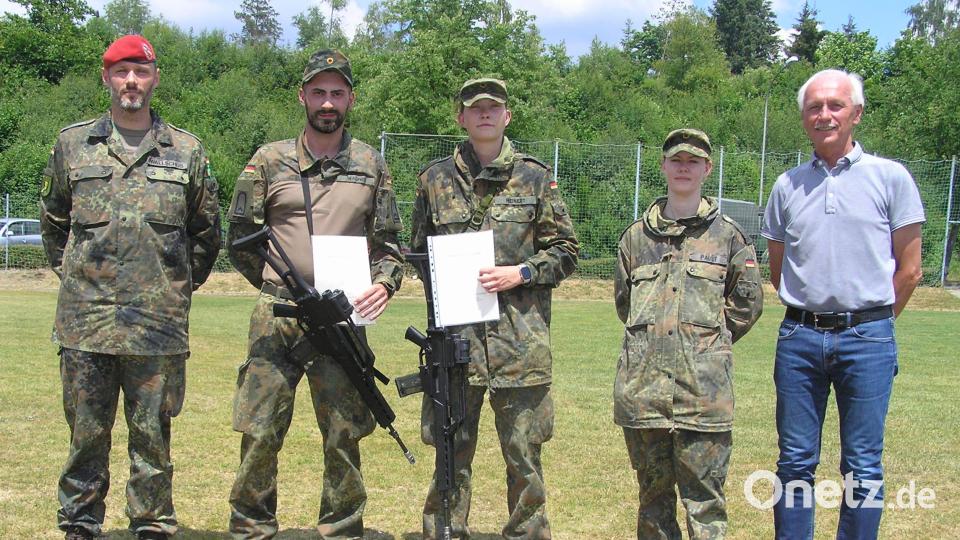 Nach einer Durchschlageübung der fünften Batterie des Artilleriebataillons 131 fand im Beisein von Oberstleutnant Thorsten Wallschus (von links) die Beförderung von Dennis Christian Wagner zum Feldwebel und Jana Meinert zum Oberfeldwebel statt. Beiden gratulierten auch Hauptmann Laura Paust und Neusorgs Bürgermeister Peter König. Bild: öt