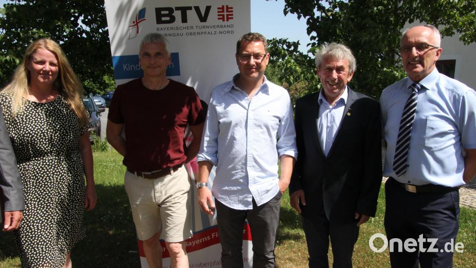 Besonders geehrt wurden vom Turngau Oberpfalz Nord für zehn Jahr ehrenamtlichen Einsatz, im Turngau, von links Martina Kastl, Peter Deml, Volker Richter und Bernt Rose. Die Ehrungen überreichte Bezirksvorsitzender Anton Högele (2. von rechts). Bild: kro