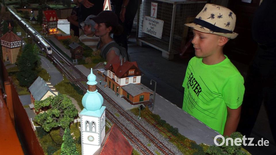 Schön und faszinierend war die Modelleisenbahn der Eisenbahnfreunde JC 90, die 28 Meter lang ist, anzusehen. Bild: e