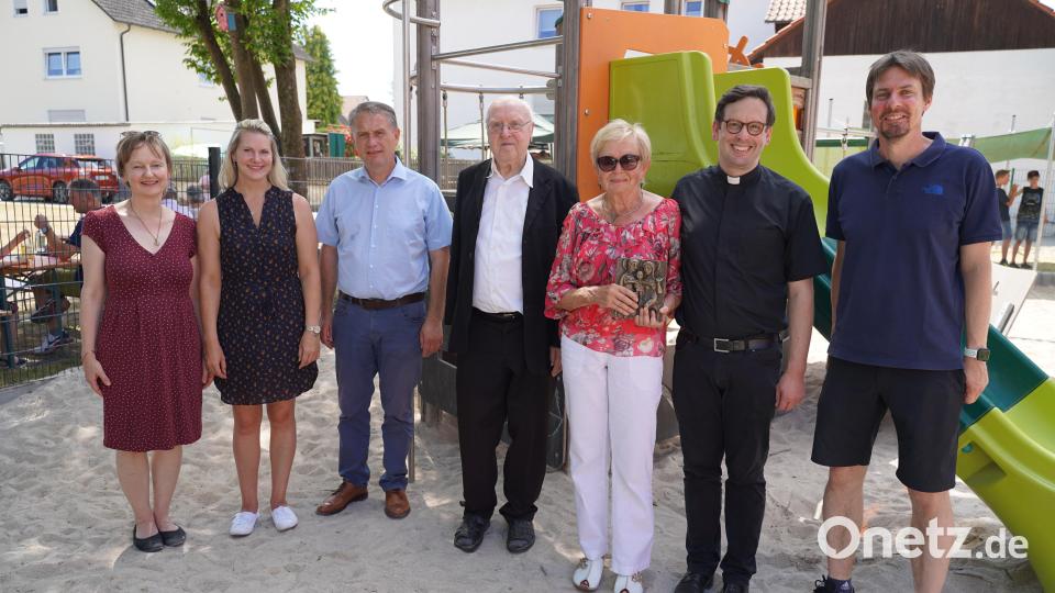 Sie feiern das 30. Jubiläum des Kindergartens St. Anna und verabschieden ihre Einrichtungsleitung (von links): Gemeindereferentin Regina Probst, Buchhalterin Nicole Schlagenhaufer, Bürgermeister Hermann Böhm, Pfarrer Konrad Kummer, die scheidende Einrichtungsleiterin Maria Mitterer, Pfarrer Dominik Mitterer und Kirchenpfleger Stefan Hüttl. Bild: Reiner Hoffmann/exb
