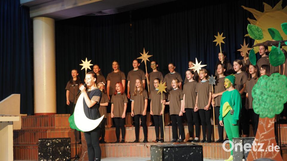 Lange hatten die Schülerinnen des Elly-Heuss-Gymnasiums geprobt, nun war es endlich soweit: Die Aufführung ihres &quot;Tabaluga&quot;-Musicals wurde zum vollen Erfolg. Bild: Ramona Gilch/exb