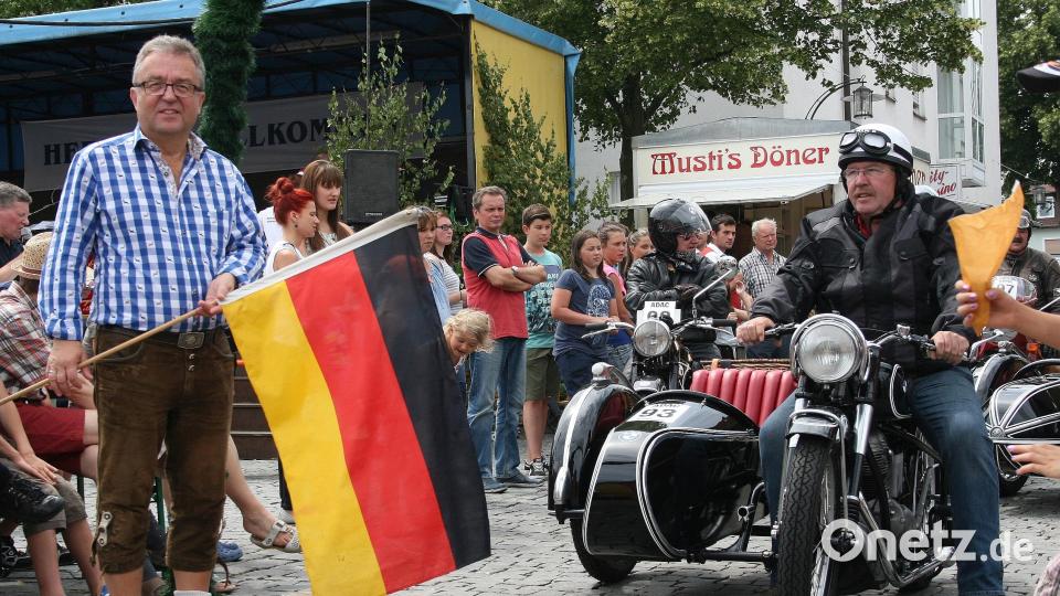 Eine tolle Oldtimer-Ausfahrt fand beim Bürgerfest in Wiesau im Sommer 2019 statt. Das Startsignal gab Bürgermeister Toni Dutz (links). Archivbild: wro