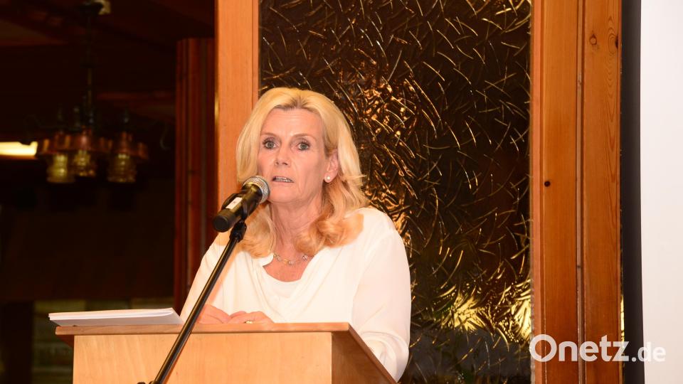 Zweite Bürgermeisterin Andrea Lang nennt die Empfehlung von TV-Abteilungsleiterin Schwimmen Katrin Schwabl, für die Sanierung des Freibades eine Sammelaktion zu starten &quot;eine Frechheit&quot;. Bild: bey