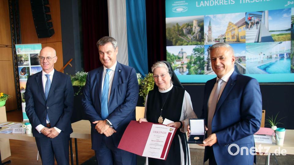 Äbtissin Laetitia Fech hat die Bürgermedaille in Gold erhalten. Dazu gratulierten (von links) Regierungspräsident Walter Jonas, Ministerpräsident Markus Söder und Landrat Roland Grillmeier. Bild: Landratsamt Tirschenreuth/Fabian Polster/exb