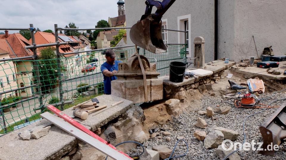 Präzisionsarbeit war beim Einsetzen der alten Fragmente von Grabdenkmälern aus dem alten Friedhof an den markierten und eingemessenen Stellen gefragt. Doch jetzt ist es geschafft. In Kürze sind die Bauarbeiten fertiggestellt. Bild: le