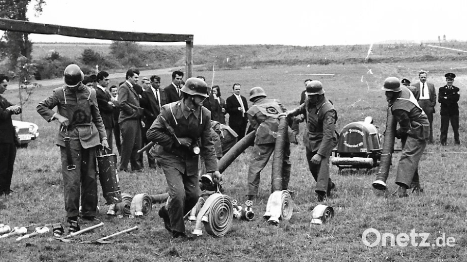 Am Anfang stand das Feuerlöschen mit Wassereimern. Mit den technischen Fortschritten konnten die Brandschützer später auch bei Leistungsprüfungen mit Motorpumpen üben. Archivbild: do
