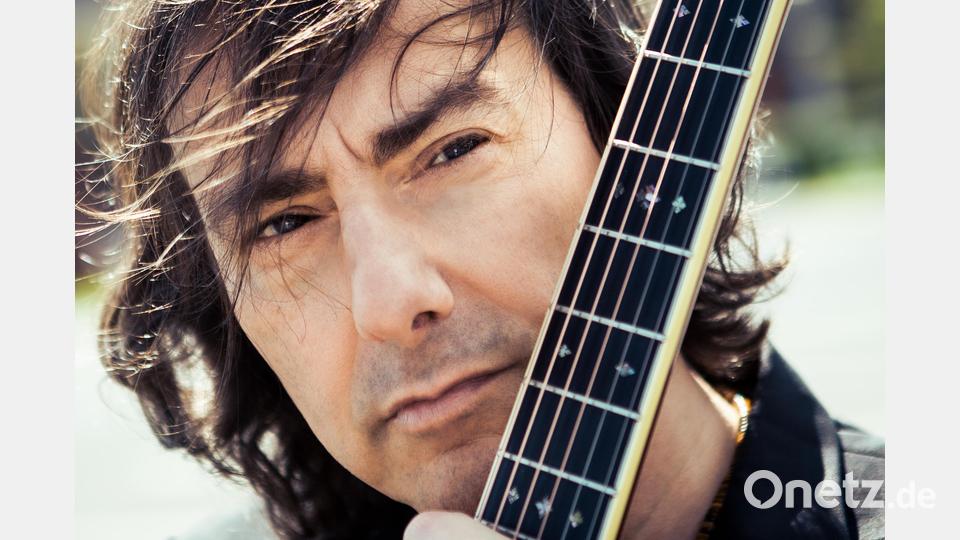 Der Italiener Pippo Pollina steht am Samstagabend, 9. Juli, auf der Basaltkegelbühne. Bild: Lena Semmelroggen