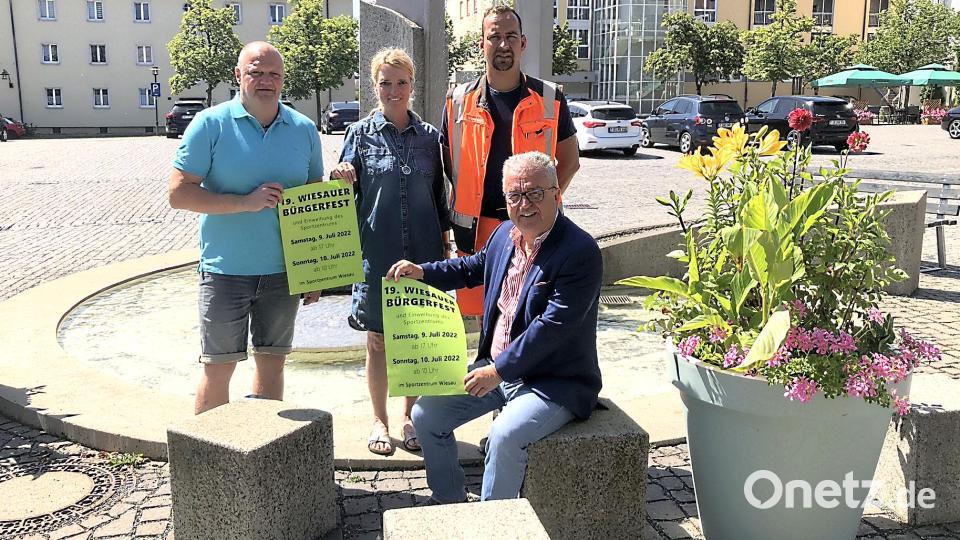 Das 19. Wiesauer Bürgerfest kann steigen. Zu einem kurzen Gespräch trafen sich (von links) Festleiter Christian Weig, Verwaltungsangestellte Sabine Saller, stellvertretender Bauhofleiter Martin Förster und Bürgermeister Toni Dutz. Bild: wro