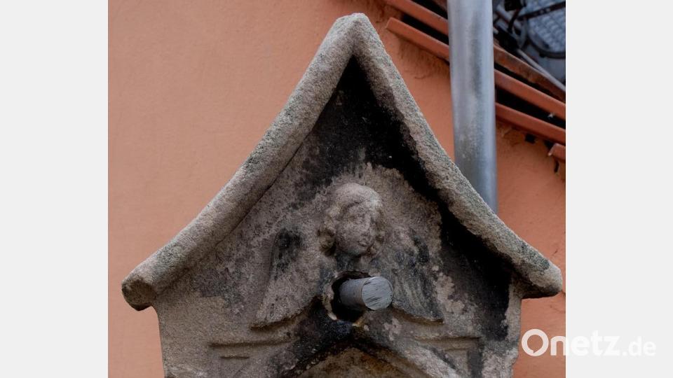 Der Teil eines alten Grabdenkmals. Es fand wieder den angestammten und markierten Platz. Bild: le