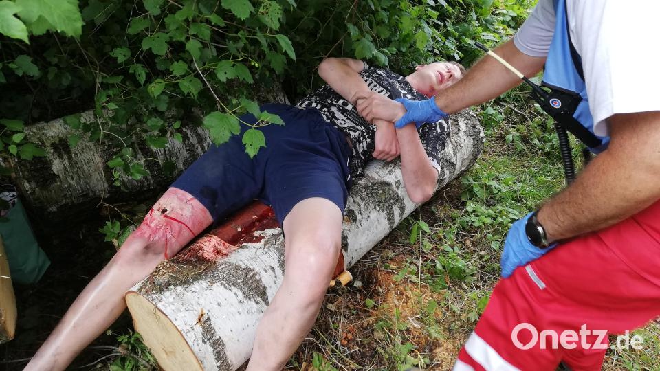 Gottseidank nur geschminkt: Sanitäter versorgen fachgerecht die Verletzten Bild: gmü