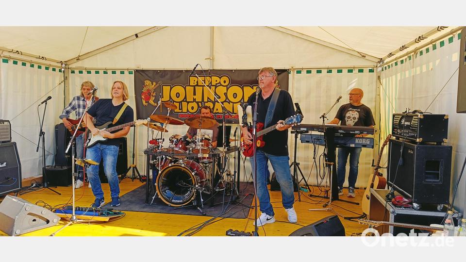 Rockig ging es zu beim Sommernachtsfest des TSV Reuth mit der "Beppo-Johnson-Lio-Band". Bild: fks