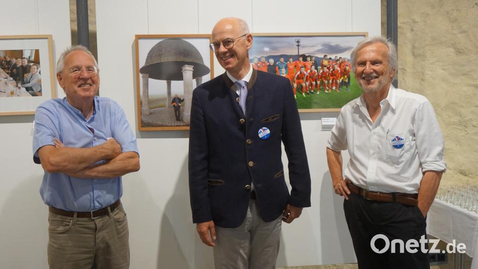 Die beiden Fotokünstler Herbert Pöhnl (rechts) und Edmund Stern (links), hier im Bild mit Regierungspräsident Walter Jonas (Mitte) widmen ihre Foto-Hommage den Bürgermeistern. Bild: eib