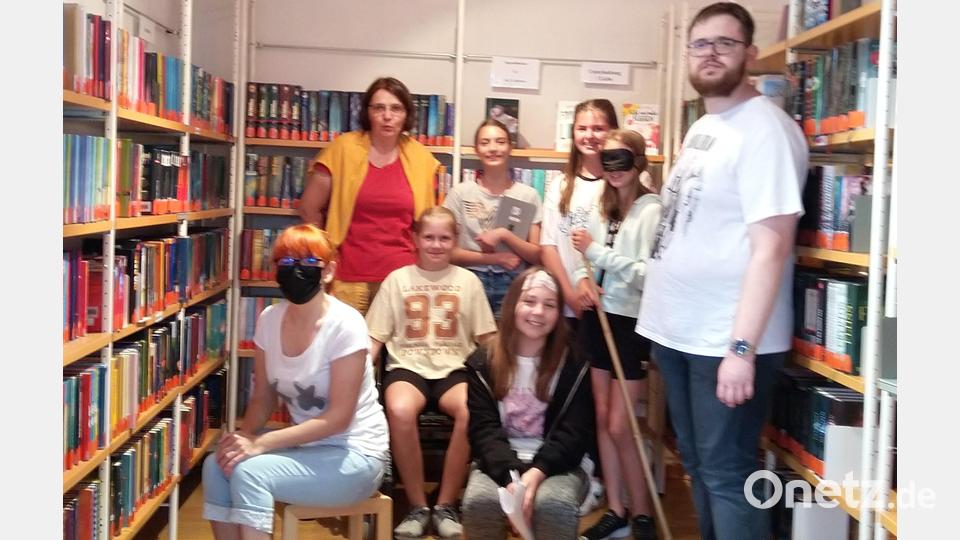 „Wie komme ich mit dem Rollator und dem Blindenstock in der Kemnather Stadtbücherei zurecht?“, sollten diese Sechstklässler erkunden. Bild: jzk