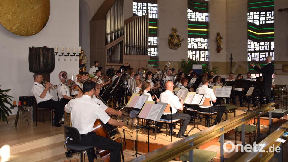 Das Polizeiorchester Bayern mit seinem 45 Berufsmusikern aus 12 Nationen unter der Leitung von Chefdirigent Professor Johann Mösenbichler beim Konzertauftritt in der Gebenbacher Pfarrkirche. Bild: swo