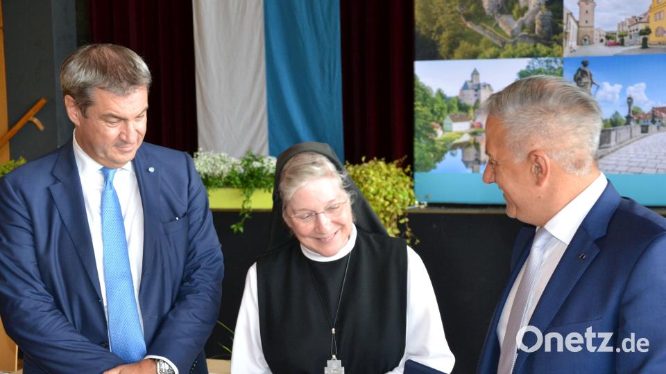 Äbtissin Laetitia Fech nimmt von Landrat Roland Grillmeier (rechts) die Bürgermedaille in Gold entgegen. Ministerpräsident Markus Söder gratuliert. Bild: rti