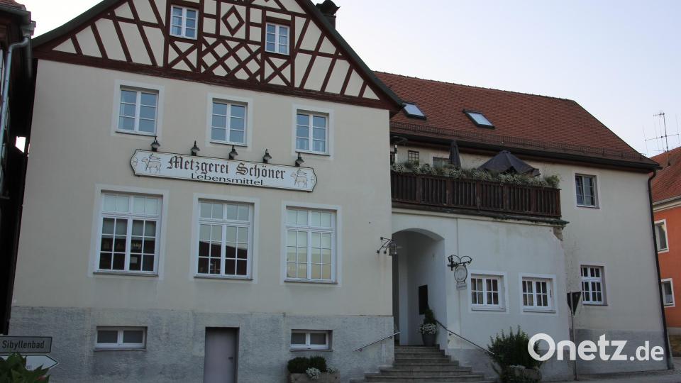 Die Metzgerei Schöner am Marktplatz in Bad Neualbenreuth schließt Ende Juli ihr Geschäft. Bürgermeister Klaus Meyer hofft auf eine Nachfolgelösung, um die wohnortnahe Versorgung zu sichern. Bild: kro