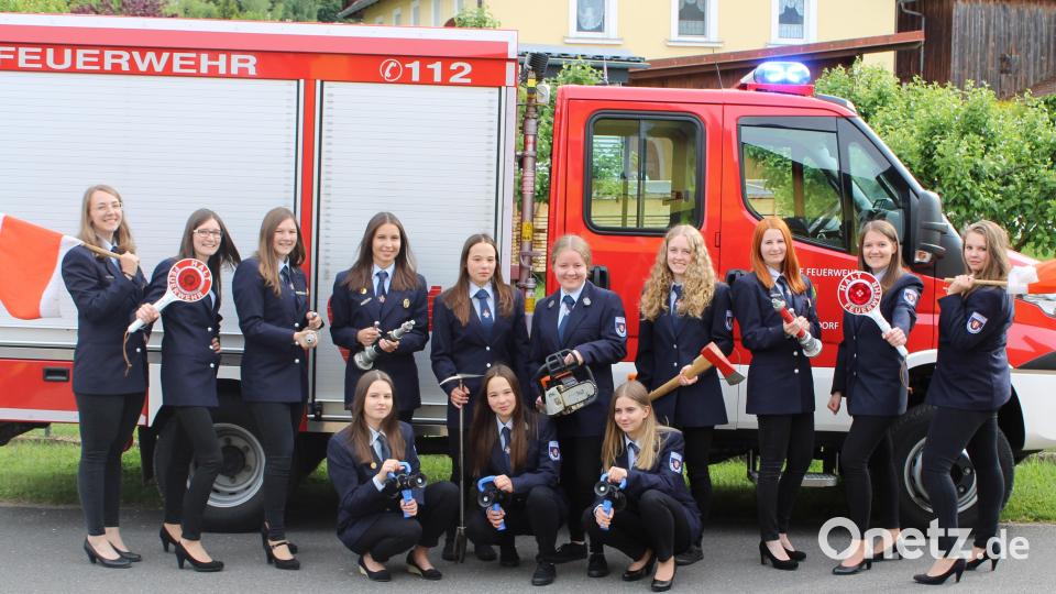 Gut vorbereitet freuen sich die Festdamen auf ihre Einsätze beim 125-jährigen Jubiläum. Bild: do