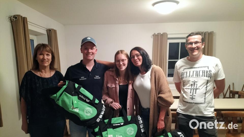 Beim ASV Schwend gibt es neue Volleyball-Trainer (von links): Bürgermeisterin Brigitte Bachmann, Noah Graf, Lisa Kölbel, Constanze Barth und Spartenleiter Martin Schötz. Bild: ndt