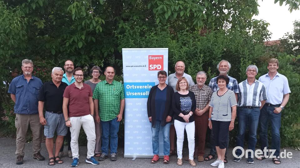 Der SPD-Ortsverein Ursensollen wählt einen neuen Vorstand. Mit dabei auch die für 35 Jahre Treue zur SPD geehrten Norbert Schmid und Georg Bauer. Bild: Norbert Mitlmeier/exb