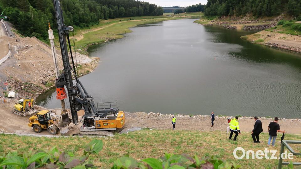 Blick auf den Eixendorfer Stausee: An der Hauptsperre entsteht derzeit ein 15 Meter hoher Turm, über den das warme, algenfördernde Wasser in die nachstehenden Gewässer abfließen soll. . Bild: Hirsch