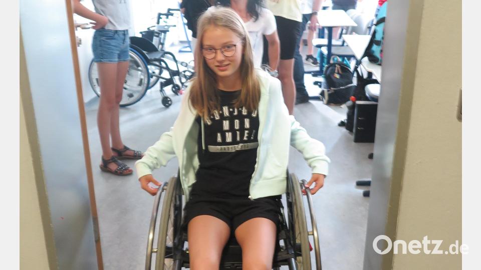 &quot;Mit meinem Rollstuhl komme ich durch diese Klassenzimmertüre&quot;, freute sich diese Schülerin. Bild: jzk