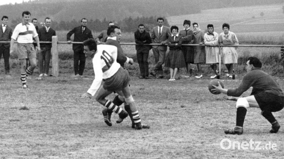 Fußball auf der &quot;Droht&quot;: Hier wurden die ersten Spiele der DJK Falkenberg ausgetragen. Bild: Archiv DJK Falkenberg/exb