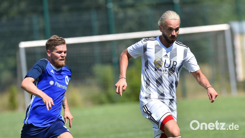 Kenan Muslimovic (rechts, im Testspiel gegen SG Quelle Fürth) hat nur kurz das Trikot der SpVgg SV Weiden getragen. Der Neuzugang ist auf der Position des Mittelstürmers überzählig und muss sich einen neuen Verein suchen. Bild: A. Schwarzmeier