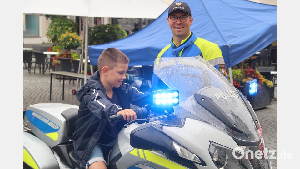 Auf einem echten Polizeimotorrad sitzen: der Stolz vieler Buben. Das war beim Aktionstag &quot;Gute Fee&quot; in Weiden möglich. Bild: Kunz