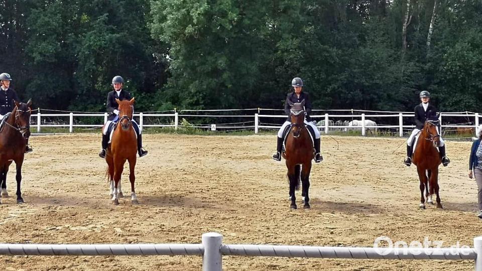 Richterin Doris Feihe (rechts) gratulierte Vanessa Gutte zum Sieg in der A-Dressur und den weiteren Platzierten Eva-Maria Schäffler, Hannah Pittner und Lena Kaußler (von links). Bild: hai