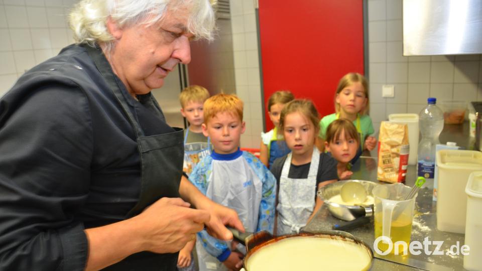 Der dünne Teig wird in der Pfanne verteilt. Anschließend dürfen ihn die Kinder für die Suppe schneiden. Bild: dob
