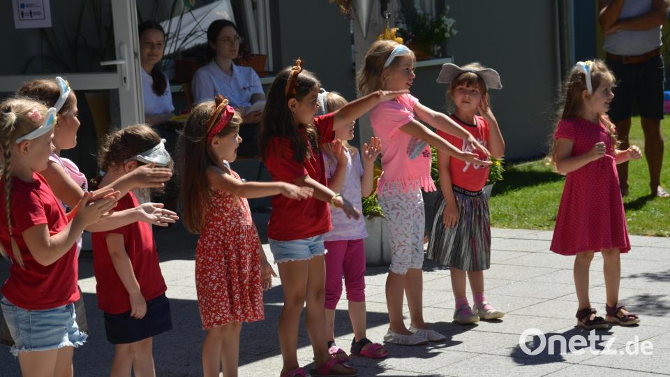 Die &quot;Tanzbärchen&quot; des TV verbreiteten bei ihrem Auftritt &quot;Laufende Tiere&quot; Fröhlichkeit beim Sommerfest im Garten des Pflegeheims Dr. Loew. Bild: dob