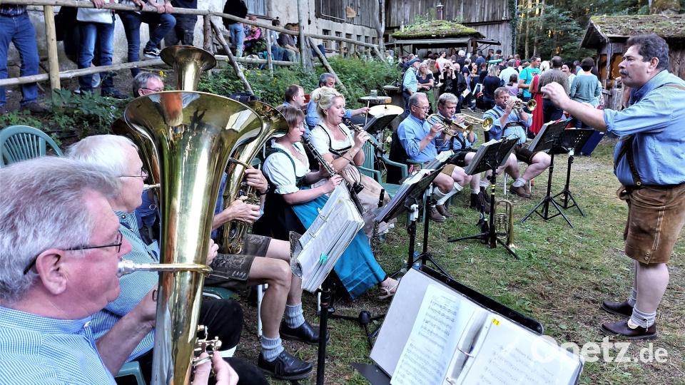Vor Spielbeginn und in der Pause konnten sich die Besucher am Bergweberhaus stärken, während die Stadlerner Blaskapelle fleißig aufspielte. Bild: lg