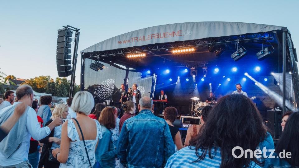 Viele Besucher tanzen während des ganzen Konzertes vor der Bühne. Bild: Susanne Forster