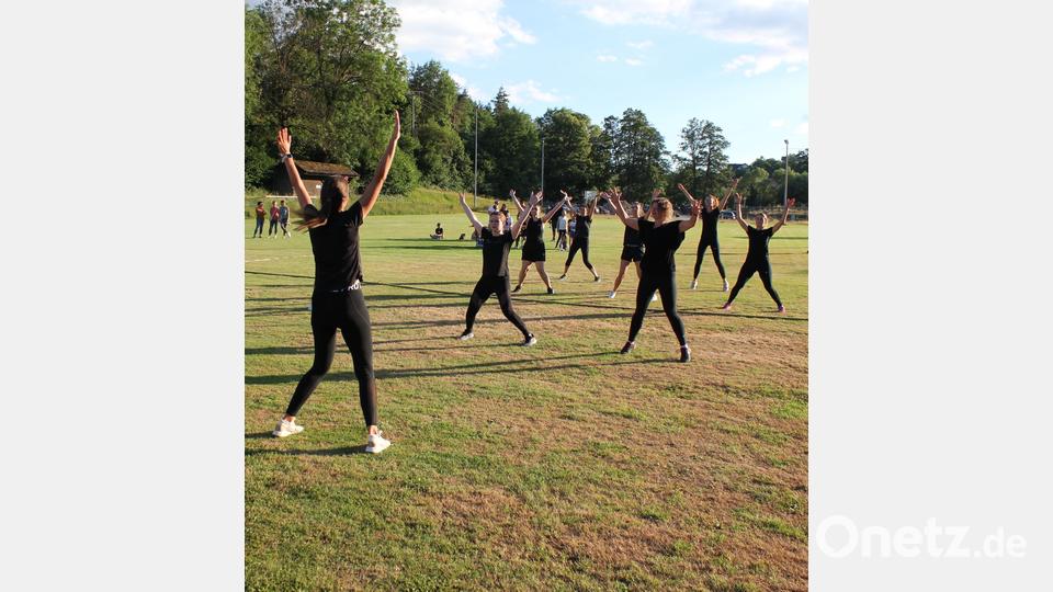 DJK Utzenhofen - Die Zumba-Frauengruppe bei der Aufführung am Sportplatz Utzenhofen. Bild: aun
