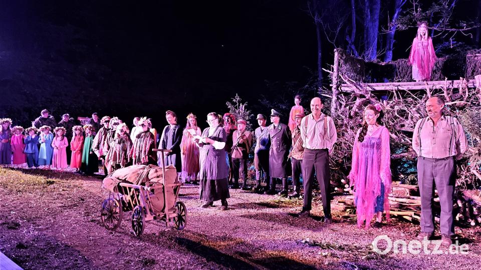 Eine gewaltige Spielerschar brachte vor bezaubernder Naturkulisse mitten im Wald an der Grenze zu Tschechien eine tiefgründige Handlung auf die Bühne. Bild: lg