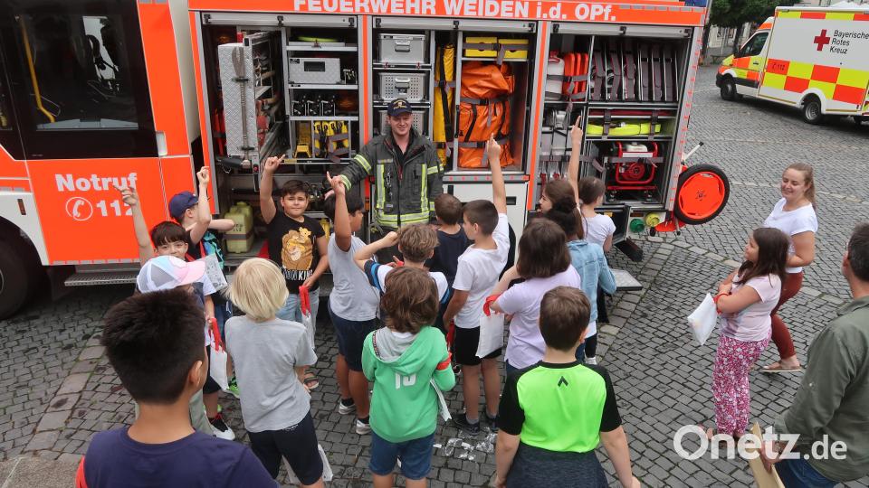 Wer will später mal zur Feuerwehr? Die Kinder erkunden beim Aktionstag &quot;Gute Fee&quot; in Weiden ein Feuerwehrauto. Bild: Kunz