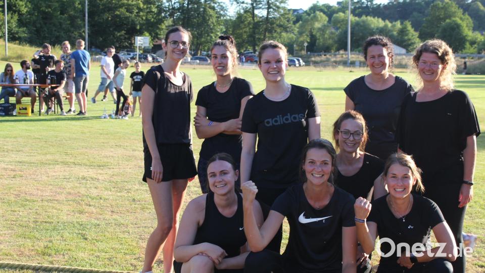 DJK Utzenhofen - Die Zumba-Frauengruppe mit ihrer Trainerin Verena Würdinger (vordere Reihe Mitte). Bild: aun