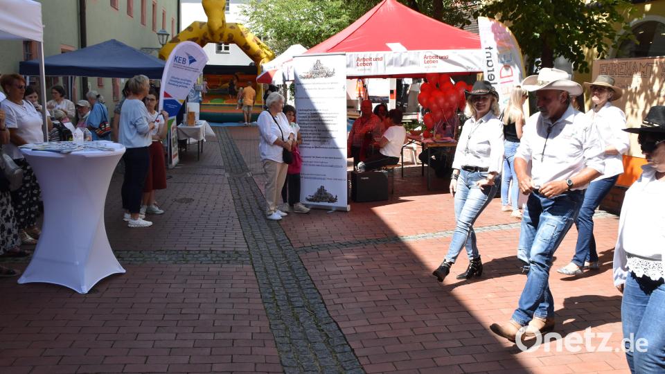 Auch "I sing a Lied für dich" gehört zum Repertoire der "City Line Dancer". Dahinter die "Nordoberpfälzer Musikfreunde". Bild: hcz