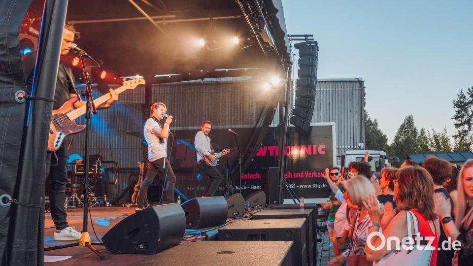 Die Gäste singen und tanzen mit, während Markus Engelstädter auf der Bühne rockt. Bild: Susanne Forster