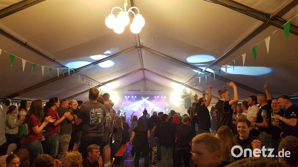 Freistaat live legt auf der Bühne des Festzelts los und die Gäste lassen sich nicht lange bitten. Schon nach kurzer Zeit Bild: Thomas Waldenmayer/exb
