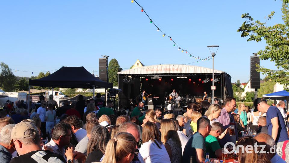 Die Vorband &quot;pez&quot; samt Band sorgt für gute Stimmung auf dem Fischhofparkgelände. Bild: Susanne Forster