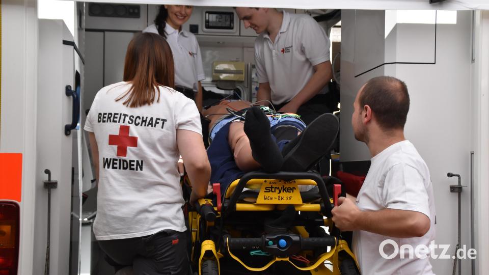 Sanitäter der Rotkreuzbereitschaft zeigen das Ein- und Ausladen eines Verletzten aus dem Rettungswagen. Auch das BRK stellte sein Angebot an ehrenamtlichen Aufgaben bei der Freiwilligenmesse vor. Bild: hcz