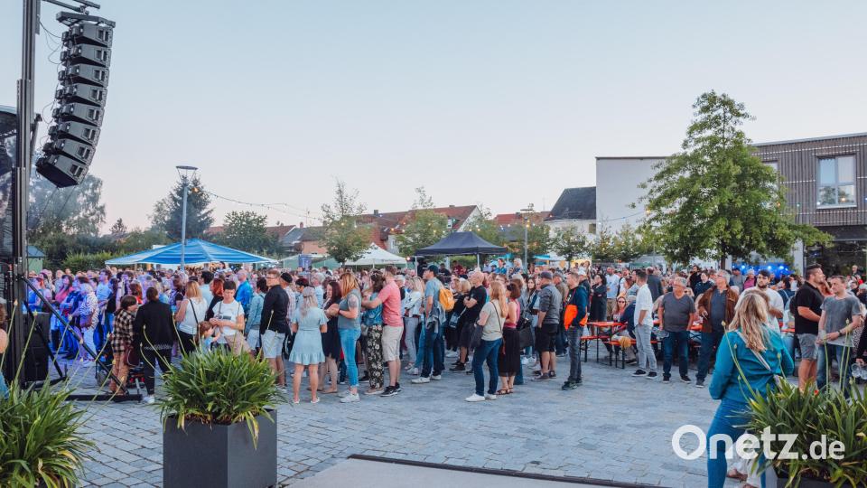 Der Platz vor der Bühne ist beim Auftritt von &quot;The Magic of Queen&quot; gut gefüllt. Bild: Susanne Forster