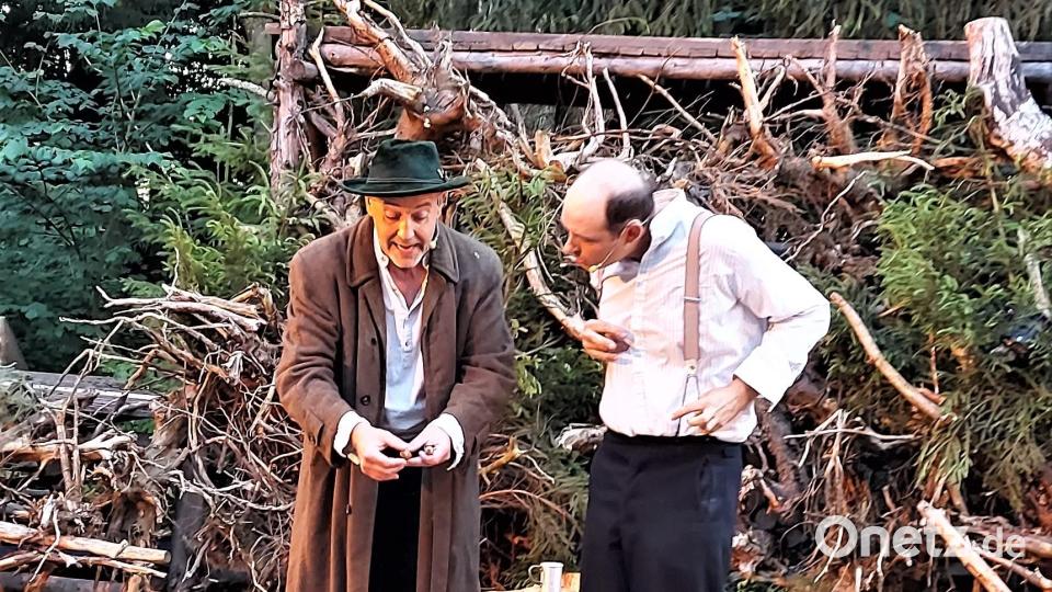Buzl (Michael Schwarz, links) und Seppi (Sebastian Betz, rechts) leben im Einklang mit der Natur. Sie sind beide keine gewöhnlichen Menschen. Bild: lg